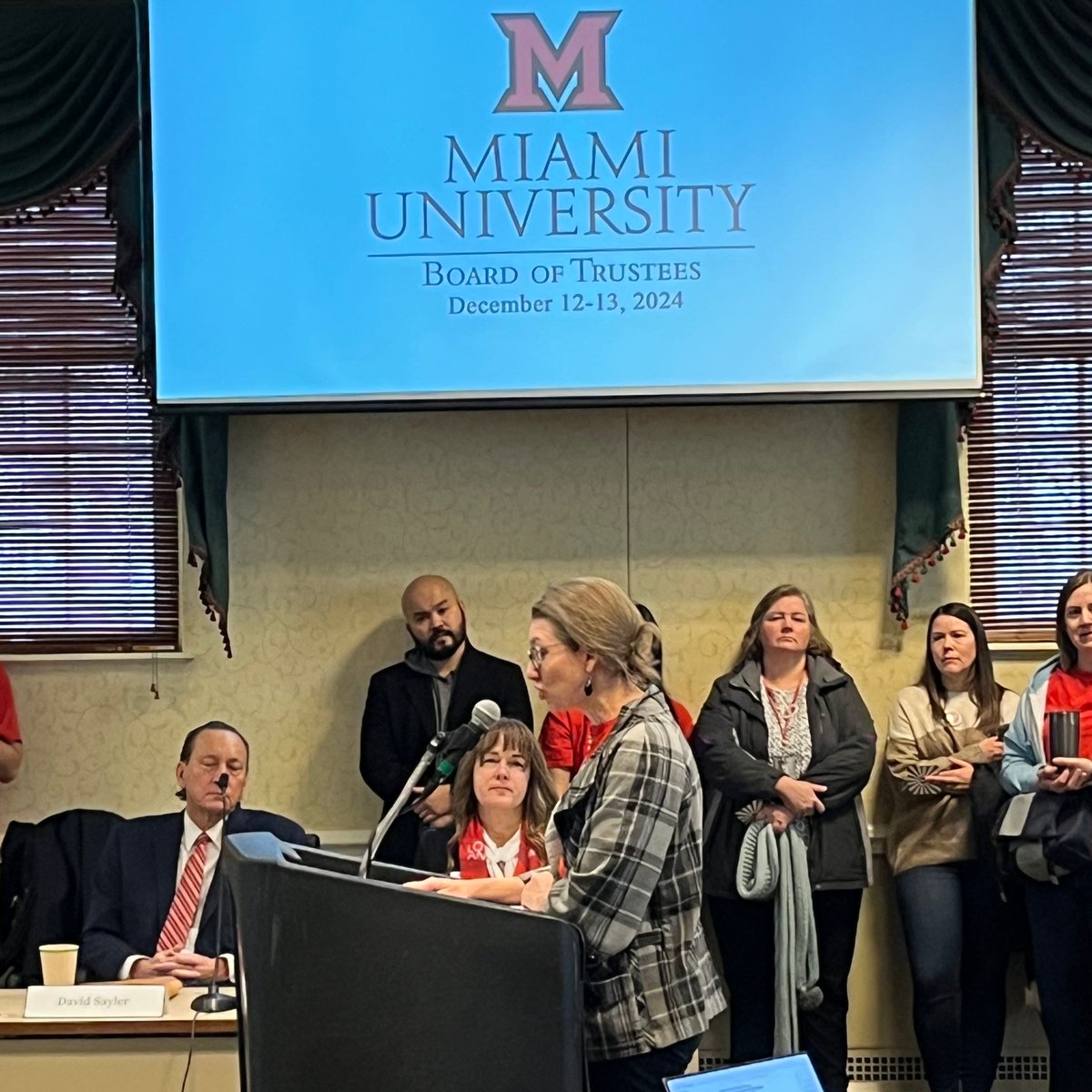 At Friday's Board of Trustees meeting, associate professor of History and assistant chair of Global and Intercultural Studies Elena Albarrán, argued that the new proposed workload policy is putting Miami's teacher-scholar model in peril. Read/watch: famiami.org/2024/12/elena-…