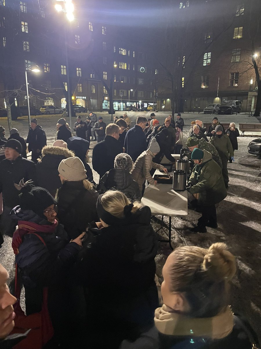 Joulutunnelman ja -mielen rakentaminen jatkuu. <a href="/KaartinJR/">Kaartin jääkärirykm.</a>’n soittokunnan joulukonsertti täydessä Johanneksen kirkossa, Mika Kares solistina ja Jaakko Nurila kappelimestarina. 
Väliajalla glögiä ja piparia. Tuntuu jo joululta 🎄