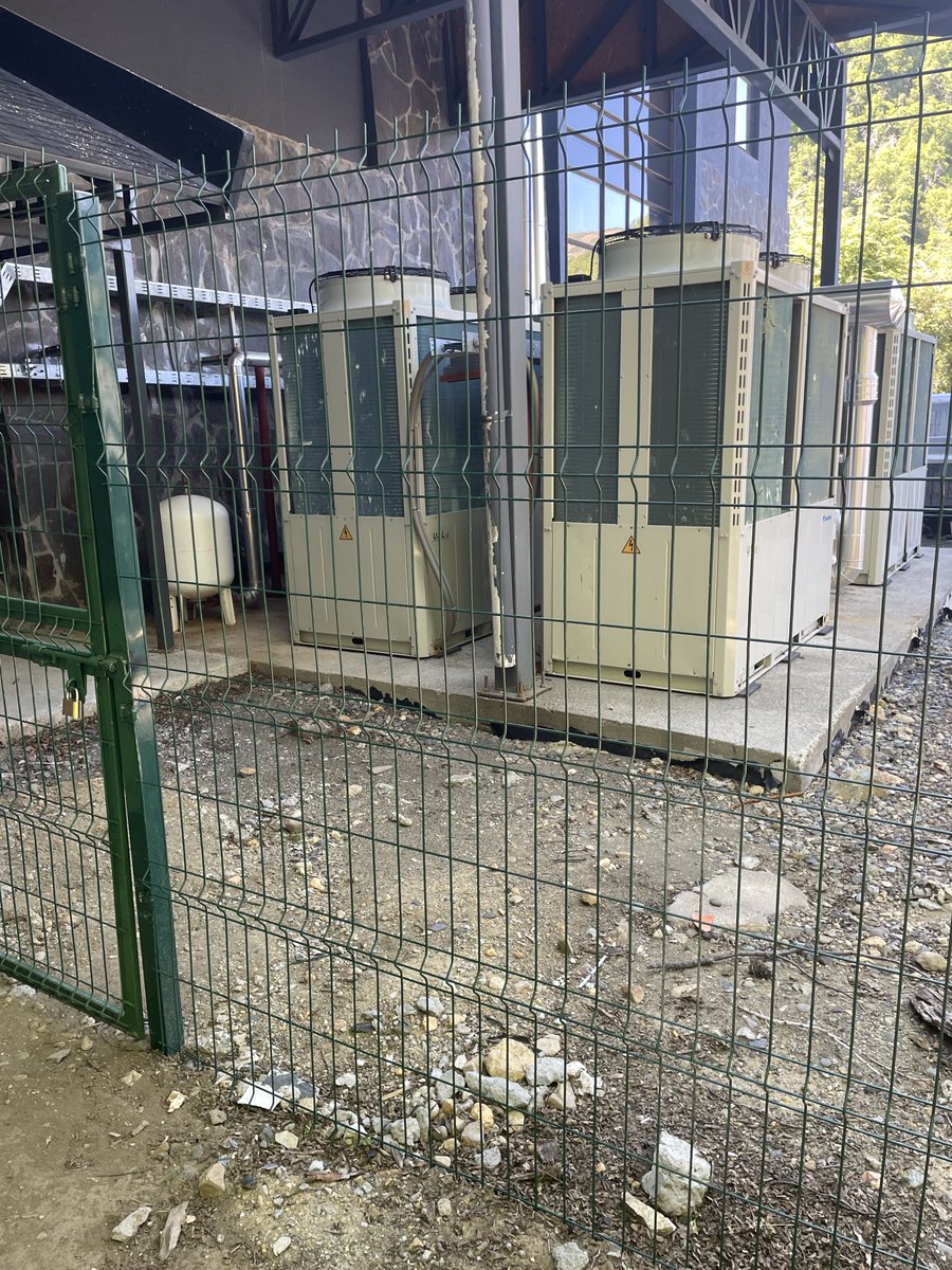 emilia_gilda's tweet photo. ⁦@termasdechillan⁩ insoportable el ruido de motores de este Hotel Termas de Chillán en medio de un bosque nativo. Una vergüenza para Chile. https://t.co/OwKPt28Ub5