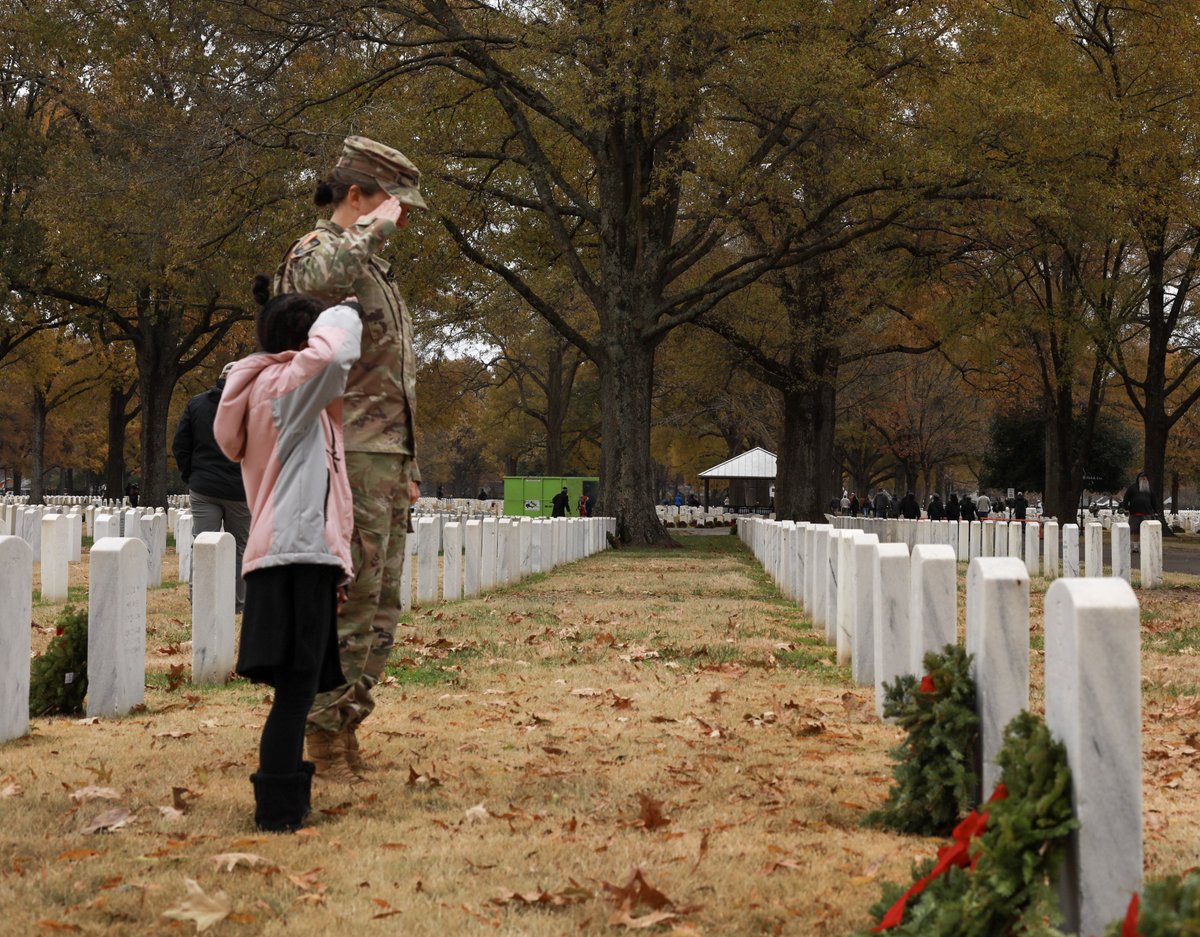 USArmy's tweet photo. Soldiers honor the fallen with #WreathsAcrossAmerica. 

Service members and civilian volunteers gathered at national military cemeteries across the country to lay wreaths at veterans' graves. 

Here are snapshots of the event at both Memphis National Cemetery and @ArlingtonNatl. https://t.co/RRcA14oWl1