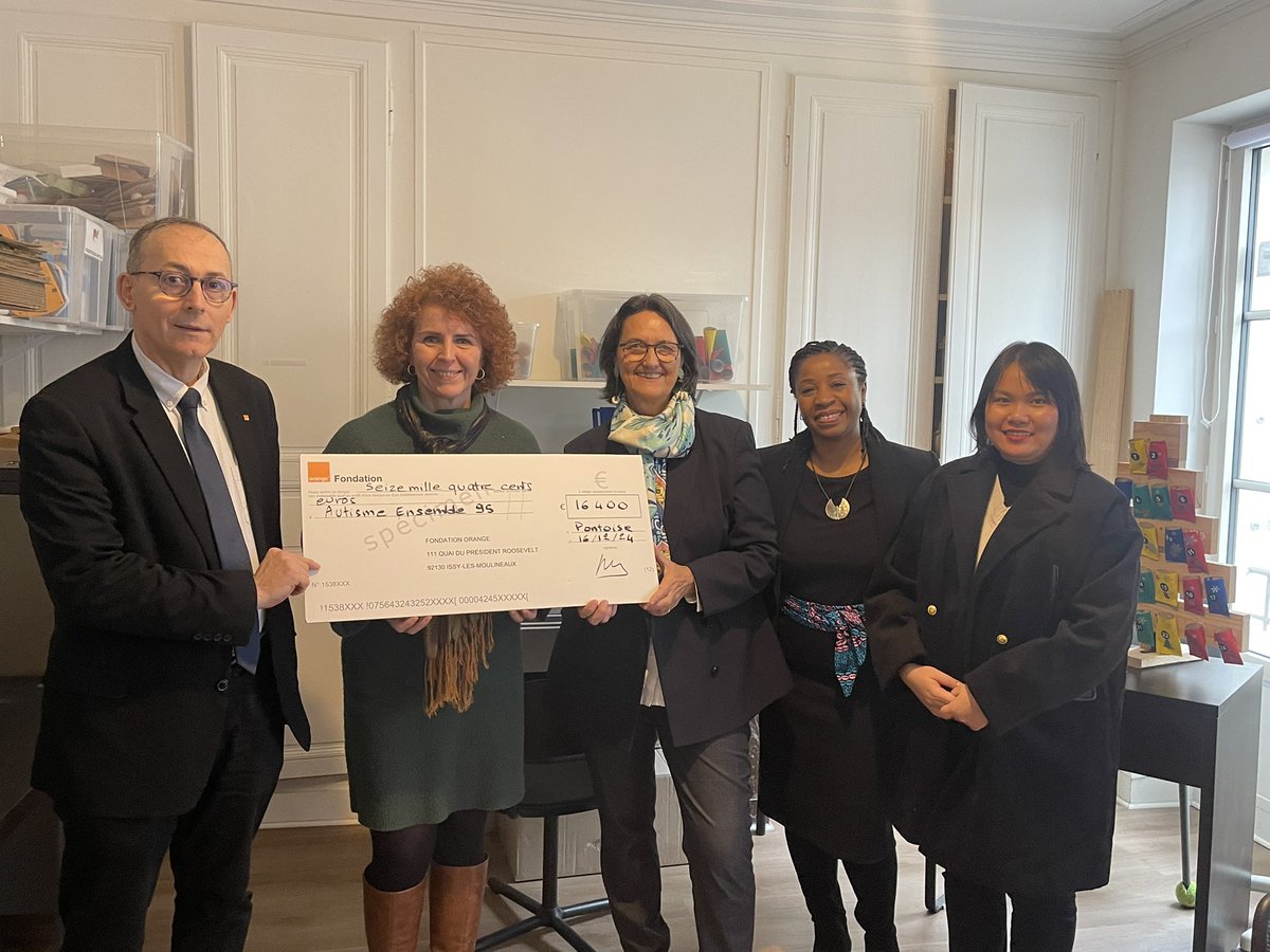 Bravo à #Autisme Ensemble 95, une maison à taille humaine qui accueille 10 jeunes avec autisme sévère. 
Le soutien de la @Fondation Orange permet de financer des tablettes pour faciliter leur interaction avec des outils de Communication Alternative Augmentée. 
🙏🏾pour l’accueil.