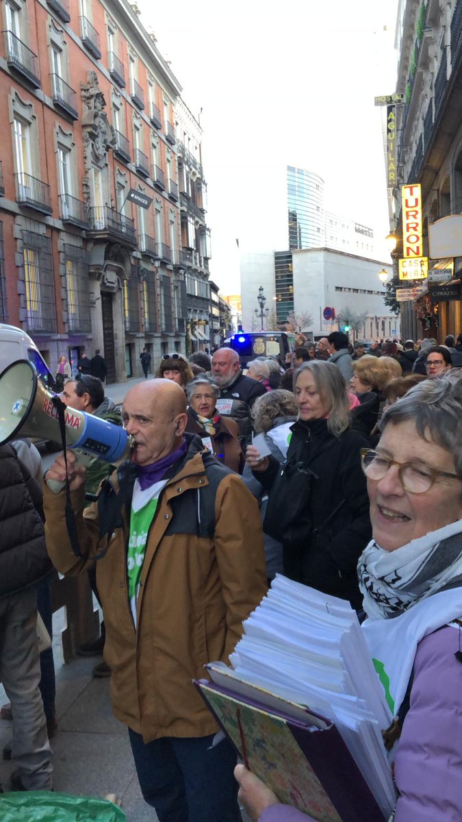 PSaniPubli_ZN's tweet photo. Hoy hemos apoyado a @VecinasSanidad en la nueva entrega de reclamaciones #SanidadPública ante Comunidad de Madrid, seguimos en la lucha 8n https://t.co/h2loPCwOHl