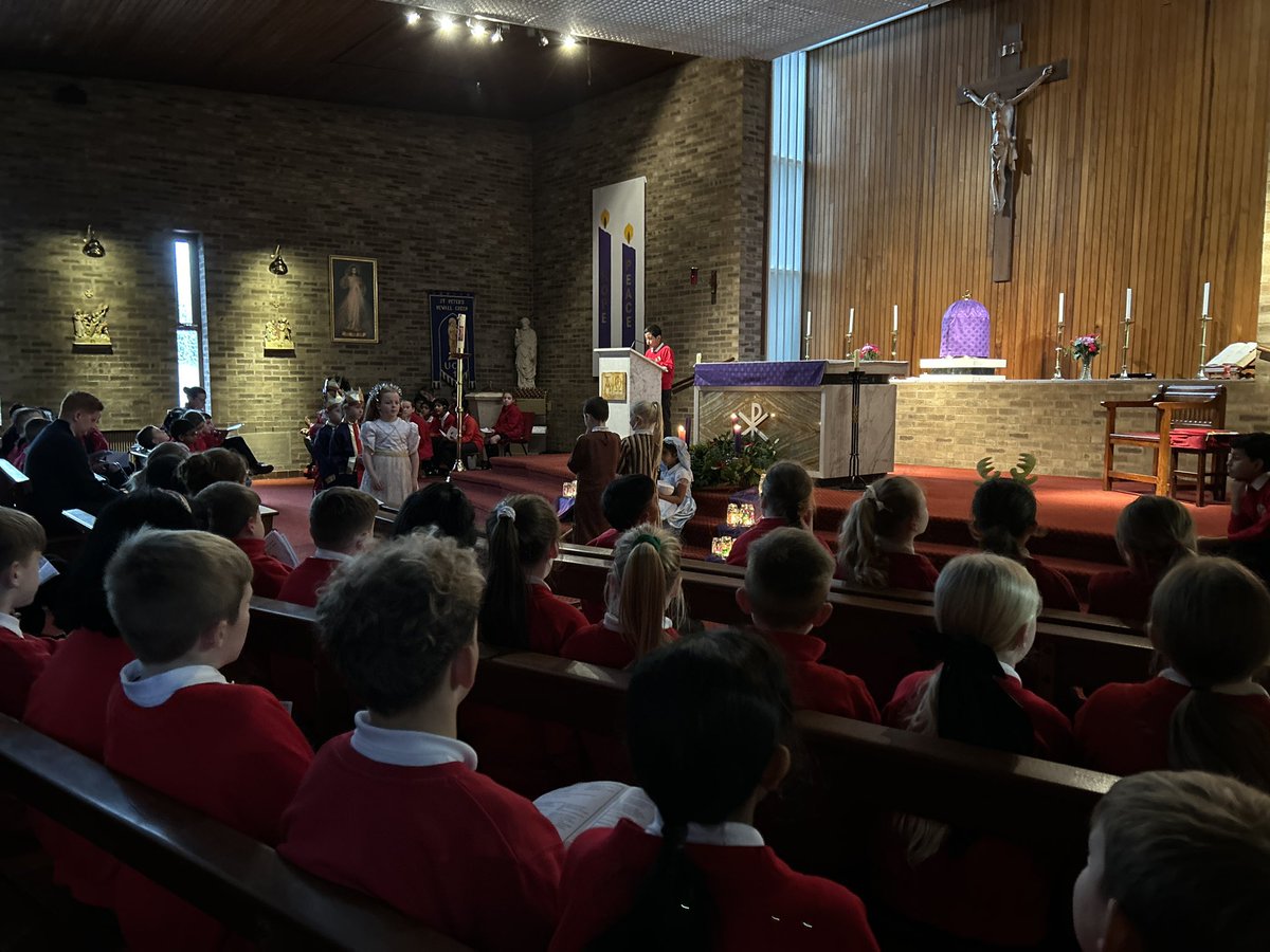 SacredHeartM23's tweet photo. Today we enjoyed the KS2 carol service in church and the Woodland Christmas Light walk 🎄 https://t.co/5xUP9l89oI