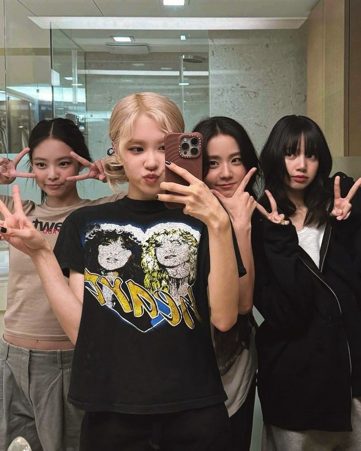suvastea's tweet photo. best looks blackpink gave in 2024: a thread https://t.co/yhi3LlM6Q2