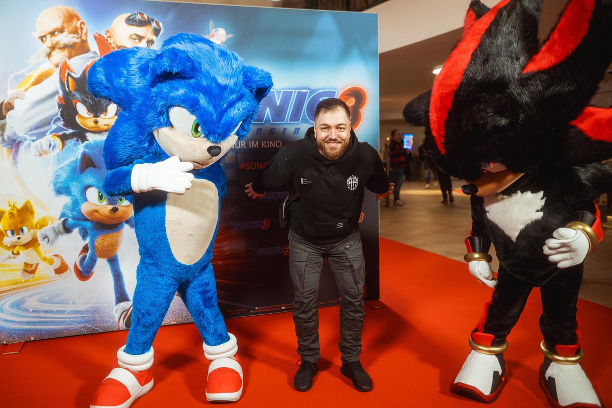 Fatih 'gob b' Dayik (@gobelante) on Twitter photo Werbung
Heute extra nach Köln gefahren für das Specialscreening von #Sonic3. Beim Eingang haben meine Bros auf mich gewartet!
<a href="/Sonic_Germany/">sonic_deutschland</a> <a href="/paramountGER/">Paramount Pictures | Kino & Home Entertainment</a> Werbung
Heute extra nach Köln gefahren für das Specialscreening von #Sonic3. Beim Eingang haben meine Bros auf mich gewartet!
<a href="/Sonic_Germany/">sonic_deutschland</a> <a href="/paramountGER/">Paramount Pictures | Kino & Home Entertainment</a>
