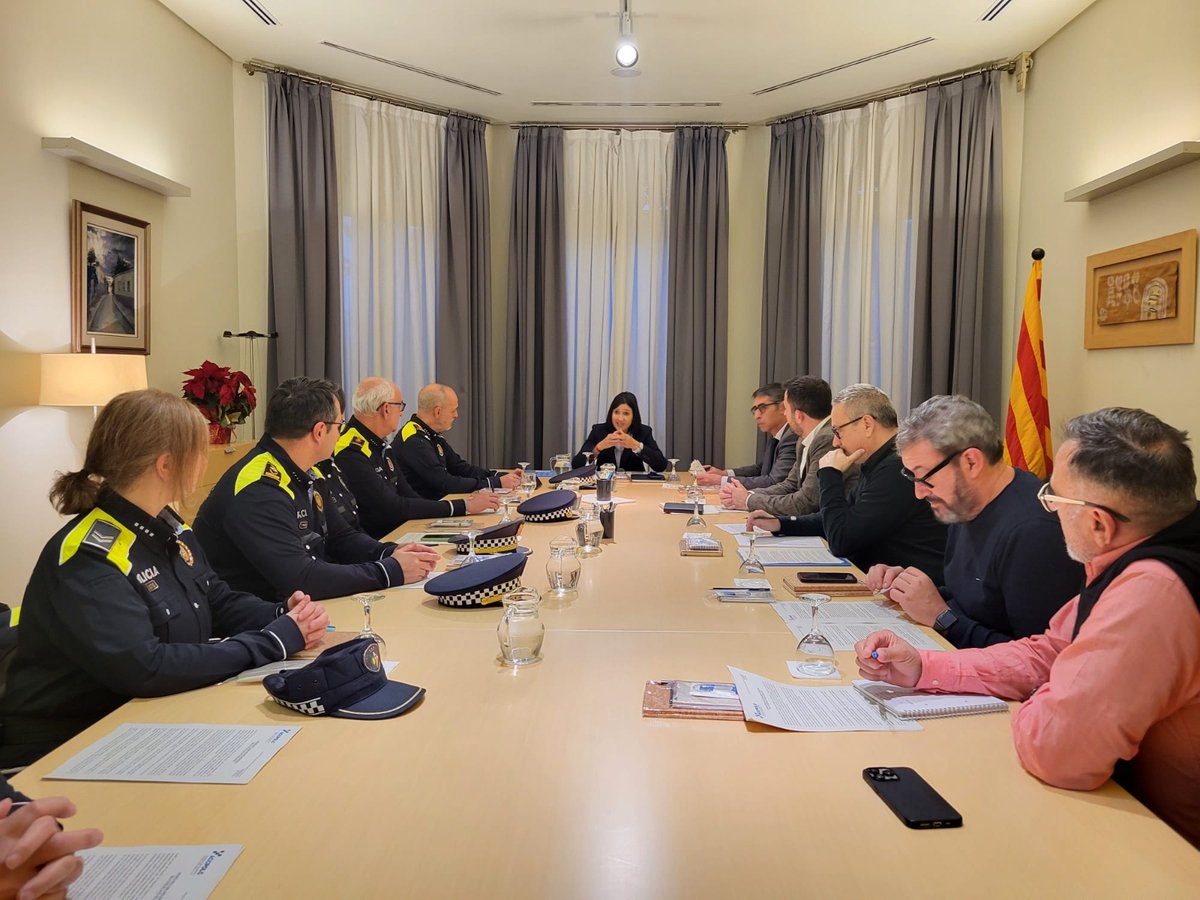 La consellera <a href="/nuriaparlon/">Parlon #apeudecarrer #interioriseguretatpública</a> manté una reunió de treball amb l'Associació de Caps i Comandaments de la Policia Local de Catalunya, <a href="/accpolc/">ACCPOLC</a> a la seu del Departament d'Interior i Seguretat Pública.   

#InteriorSeguretat