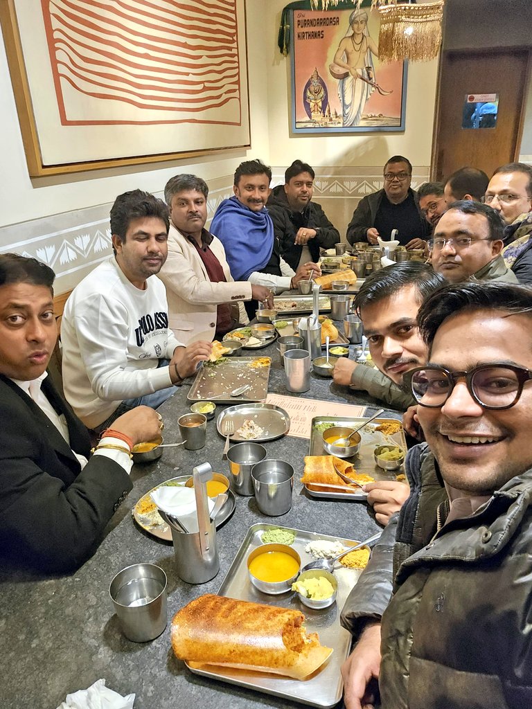 Gyaneshwar_Jour's tweet photo. दिल्ली में कर्नाटका कैफे की डोसा पार्टी में YouTube की बदली नीति और भविष्य की चुनौतियों पर चर्चा. साथ हैं #NMF के गुड्डू खेतान, #Jist के वरिष्ठ पत्रकार अनिल शारदा, #LiveHindustan के #IIMC वाले रीतेश वर्मा, #PodcastVala के अभिषेक तिवारी और धर्मेंद्र द्विवेदी, #NBT के सत्यकाम और #LiveCities के दिल्ली रिपोर्टर सौरव. इस पंगत-संगत में #BiharBJP के प्रवक्ता दानिश इकबाल और कुंतल कृष्ण, #RLM के प्रवक्ता राहुल कुमार और दिल्ली हाई कोर्ट के अधिवक्ता व मीडिया पैनलिस्ट के के शर्मा भी शामिल रहे.
@guddu_khetan @RiteshIIMC @KuntalKrishna @theanilsharda