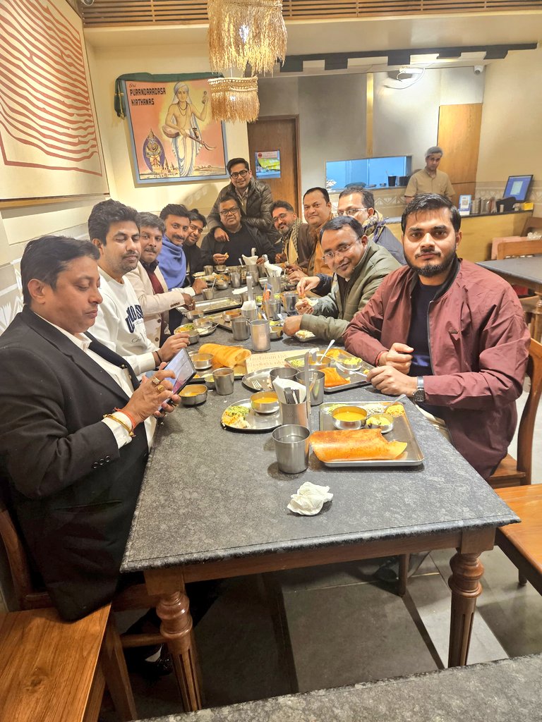 Gyaneshwar_Jour's tweet photo. दिल्ली में कर्नाटका कैफे की डोसा पार्टी में YouTube की बदली नीति और भविष्य की चुनौतियों पर चर्चा. साथ हैं #NMF के गुड्डू खेतान, #Jist के वरिष्ठ पत्रकार अनिल शारदा, #LiveHindustan के #IIMC वाले रीतेश वर्मा, #PodcastVala के अभिषेक तिवारी और धर्मेंद्र द्विवेदी, #NBT के सत्यकाम और #LiveCities के दिल्ली रिपोर्टर सौरव. इस पंगत-संगत में #BiharBJP के प्रवक्ता दानिश इकबाल और कुंतल कृष्ण, #RLM के प्रवक्ता राहुल कुमार और दिल्ली हाई कोर्ट के अधिवक्ता व मीडिया पैनलिस्ट के के शर्मा भी शामिल रहे.
@guddu_khetan @RiteshIIMC @KuntalKrishna @theanilsharda