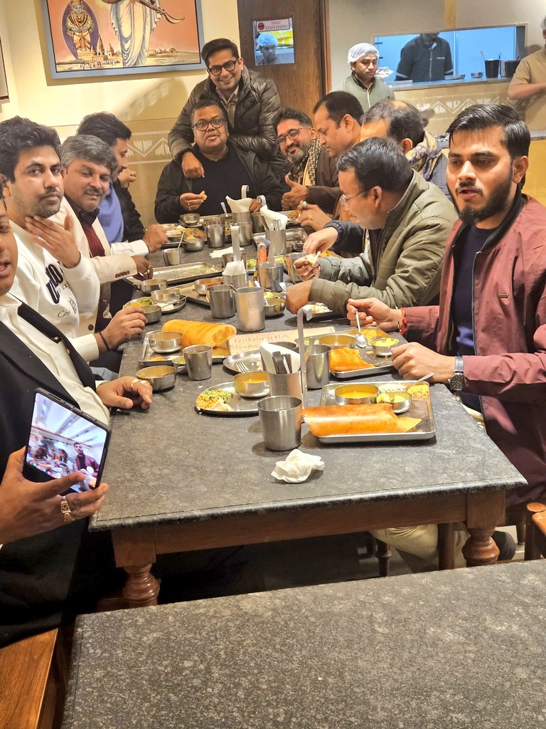 Gyaneshwar_Jour's tweet photo. दिल्ली में कर्नाटका कैफे की डोसा पार्टी में YouTube की बदली नीति और भविष्य की चुनौतियों पर चर्चा. साथ हैं #NMF के गुड्डू खेतान, #Jist के वरिष्ठ पत्रकार अनिल शारदा, #LiveHindustan के #IIMC वाले रीतेश वर्मा, #PodcastVala के अभिषेक तिवारी और धर्मेंद्र द्विवेदी, #NBT के सत्यकाम और #LiveCities के दिल्ली रिपोर्टर सौरव. इस पंगत-संगत में #BiharBJP के प्रवक्ता दानिश इकबाल और कुंतल कृष्ण, #RLM के प्रवक्ता राहुल कुमार और दिल्ली हाई कोर्ट के अधिवक्ता व मीडिया पैनलिस्ट के के शर्मा भी शामिल रहे.
@guddu_khetan @RiteshIIMC @KuntalKrishna @theanilsharda