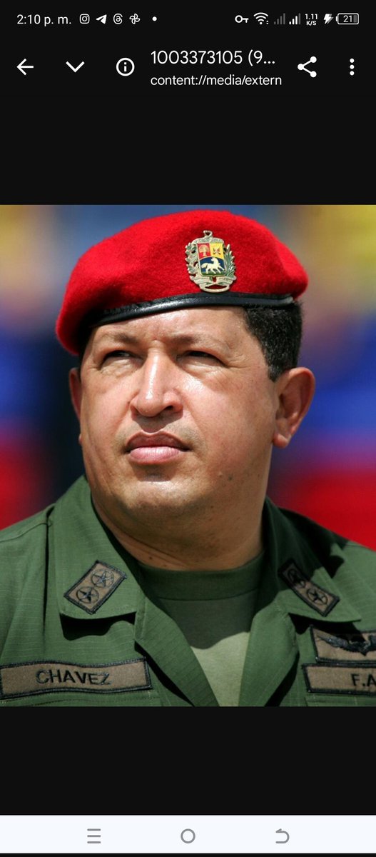 plomoparejo's tweet photo. Para que refresquen la memoria: 
El 15 de diciembre de 1999 cuando Venezuela concurría a un referendo para aprobar o improbar la Constitución de Chávez, como si quisiera advertirnos acerca de la gravedad de los acontecimientos, la naturaleza tronó y en medio de torrenciales aguaceros el Avila comenzó a venirse abajo y ocurrió el peor desastre natural del país, después del terremoto de 1812. Esta tragedia aparece en el libro Guinness como la avalancha de lodo que ha producido mayor número de víctimas mortales en el mundo.

Al día siguiente se supo la verdad: 15.000 muertos, 18.000 viviendas destruidas, mas de 100.000 damnificados y pérdidas materiales sobre los 3.500 millones de dólares.

El General Raúl Salazar, ministro de la Defensa, solicitó la ayuda humanitaria a la Guardia Nacional de EE.UU. (no son marines). Inmediatamente el presidente Bill Clinton envió al cuerpo de ingenieros especializados en desastres naturales quienes se trasladaron a Venezuela en una flota de barcos cargados con tractores y maquinarias de última tecnología, carpas, casas armables, plantas eléctricas, alimentos, medicinas y todo tipo de insumos requeridos. Cuando los buques se acercaban a la Guaira, Chávez se negó a recibirlos y ordenó que fueran devueltos.

Esta insólita decisión de Hugo Chávez produjo total indignación al ministro Raúl Salazar, quien se lo hizo saber. Luego del cruce de palabras Chávez calificó al general como “Tú eres un agente de la CIA”, frase que a la postre fue suficiente para que el ministro le renunciara.

Dos meses después el gobierno de EE.UU. envió a Venezuela a Nancy Pelosi, presidenta de la Cámara de Representantes y a John Maisto, embajador en Venezuela, a constatar la magnitud de la tragedia. Chávez los hizo esperar en la Casona y luego de 6 horas Hugo llegó vestido de beisbolista jugando con una pelota. Le ofrecieron 3.000 millones de dólares y toda la ayuda que fuese necesaria para reconstruir al Edo. Vargas, como también coordinar con los países del mundo la ayuda financiera requerida .

El presidente Chávez sin mucho preámbulo les expresó que la patria de Bolívar no necesitaba limosnas.

A Chávez no le importó el  inmenso sufrimiento de aquellos seres humanos. Muchos habían perdido a sus familiares, sus casas y todas sus pertenencias. La gente vagaba desesperada, confundida, angustiada, herida, hambrienta, buscando entre los escombros a sus seres queridos; hombres, mujeres, niños y ancianos se albergaban en refugios provisionales...
Hay seres que se empecinan en esculpir sus nombres en las negras lápidas de la historia. Fue el caso de Hugo Chávez y ahora Nicolás Maduro. La historia jamás los absolverá.

👆🏻👆🏻👆🏻👆🏻👆🏻👆🏻👆🏻👆🏻👋🏻
Esto hay que recordárselo a la gente. Hay muchos que ya olvidaron quién era esa porquería, esa escoria de nombre *HUGO RAFAEL CHÁVEZ FRIAS.*