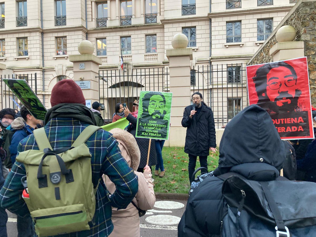 SNESVersailles's tweet photo. Recours de Kai Terada suite à sa "mutation dans l'intérêt du service" en septembre 2022 : enfin examiné par le Tribunal administratif de Versailles ! Le SNES-FSU était présent ce matin au rassemblement, pour dire non à l'arbitraire et à la répression syndicale ! https://t.co/XJ5AFNCh87