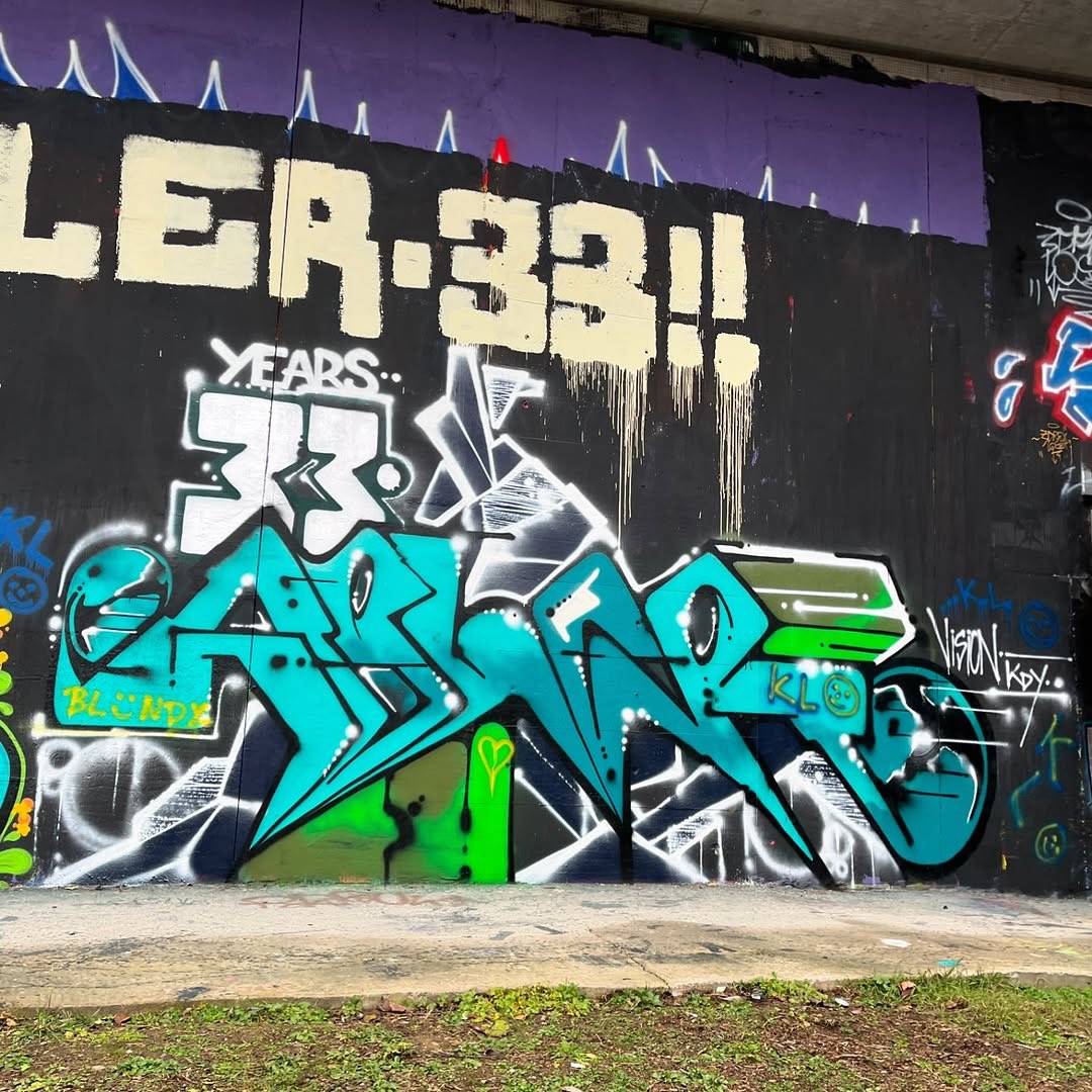 streetart_cz's tweet photo. ABLER’s 33 BDAY Graffiti Jam
Check out my IG / FB / Threads for more pics 🙌🏻
📸 11.12.2024.
📍 Praha, Barrandovský legál
#streetartpraha #streetart #graffiti #streetartczechia #abler https://t.co/VNivfrOeE6