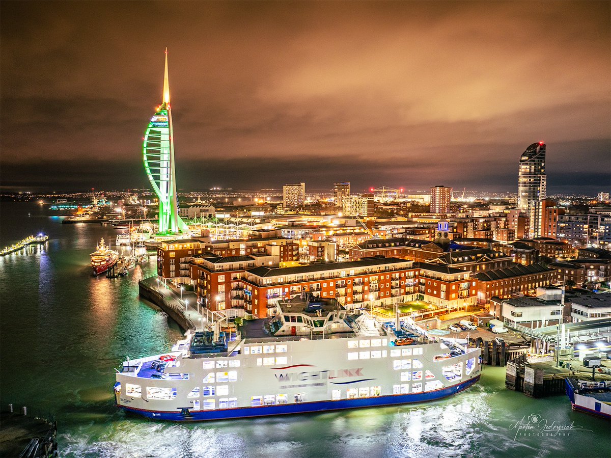 MarcinJ_Photos's tweet photo. Pompey at night ๐ #portsmouth #pompey #wightlinkferry https://t.co/0XdzblpwBB