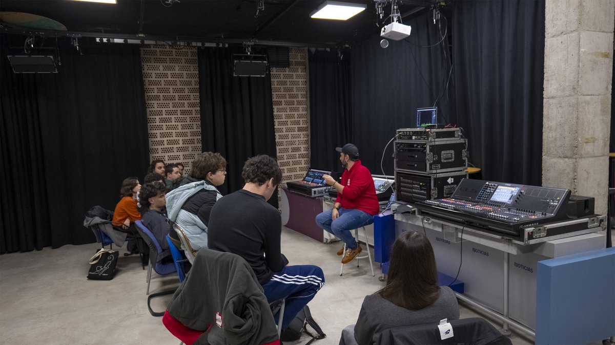 🔊🎶 ¡Clase práctica de Control de Sonido Directo! 🎶🔊

Gracias a la colaboración de @on_line_so, nuestros alumnos de segundo del CFGS en Sonido para Audiovisuales y Espectáculos han tenido la oportunidad de trabajar con las mesas de sonido Yamaha CL5, QL5 y DM7 ✨🙌