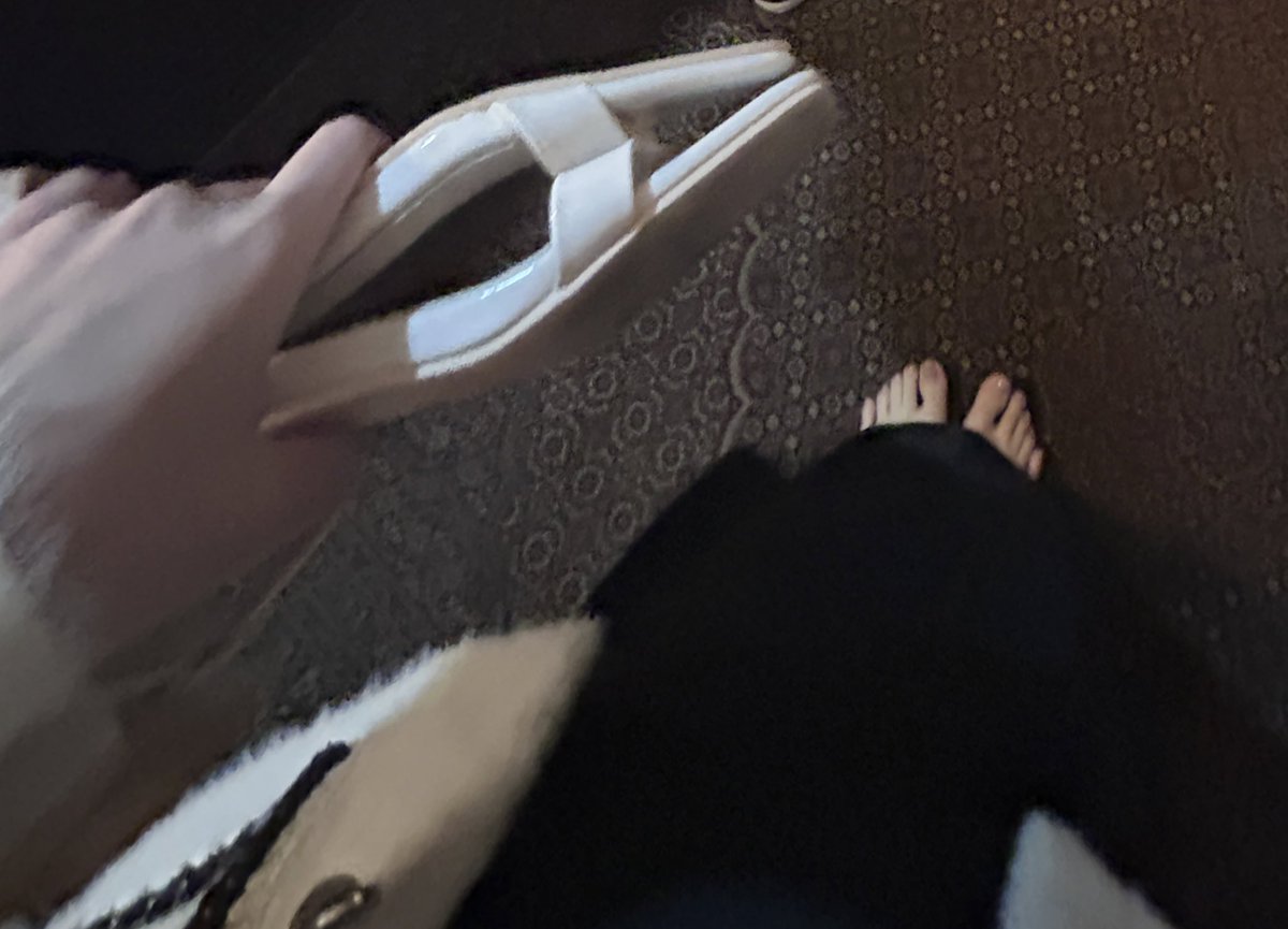 這次人出去玩了三天  回來心情好多了💕 穿了兩天的高跟鞋真的腳有夠痛 最後直接不穿走回飯店