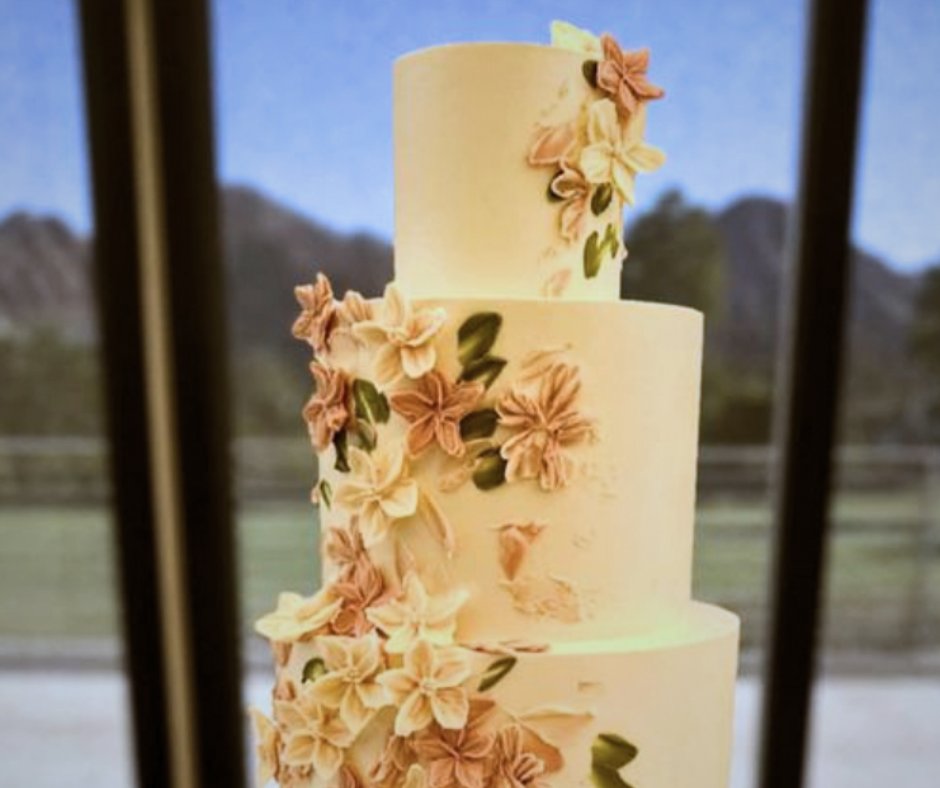🍰 What is a better backdrop to a wedding than a gorgeous mountain range and towering palm trees? Our Pavilion venue has glass on 3 sides, showcasing our stunning location. Thanks, Roman, for the great photo!
