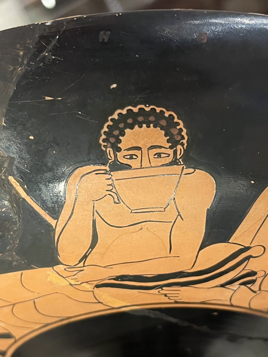 DimitriTilloi's tweet photo. Un buveur au banquet sur une coupe à figures rouges provenant d’Athènes et retrouvée en Étrurie, vers 490-480 J.-C. Prêt du musée du Louvre pour l’exposition « Vins, huiles et parfums - voyage archéologique autour de la Méditerranée antique » au ⁦@cdf1530⁩. https://t.co/h7u7B9eNSM