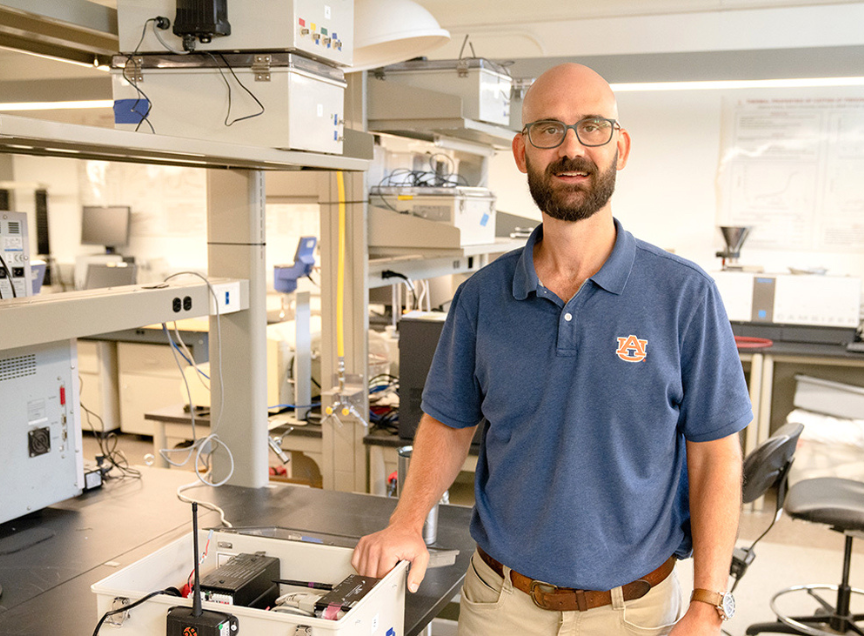 PoultryTimes's tweet image. 🌞@AuburnAg researchers are studying natural light in broiler houses! A $300K @USDA_NIFA grant will help explore its effects on bird welfare, growth, &amp;amp; the environment.🐓💡 
Read More:
poultrytimes.com/measuring-the-…
#PoultryResearch #Sustainability #BroilerProduction
