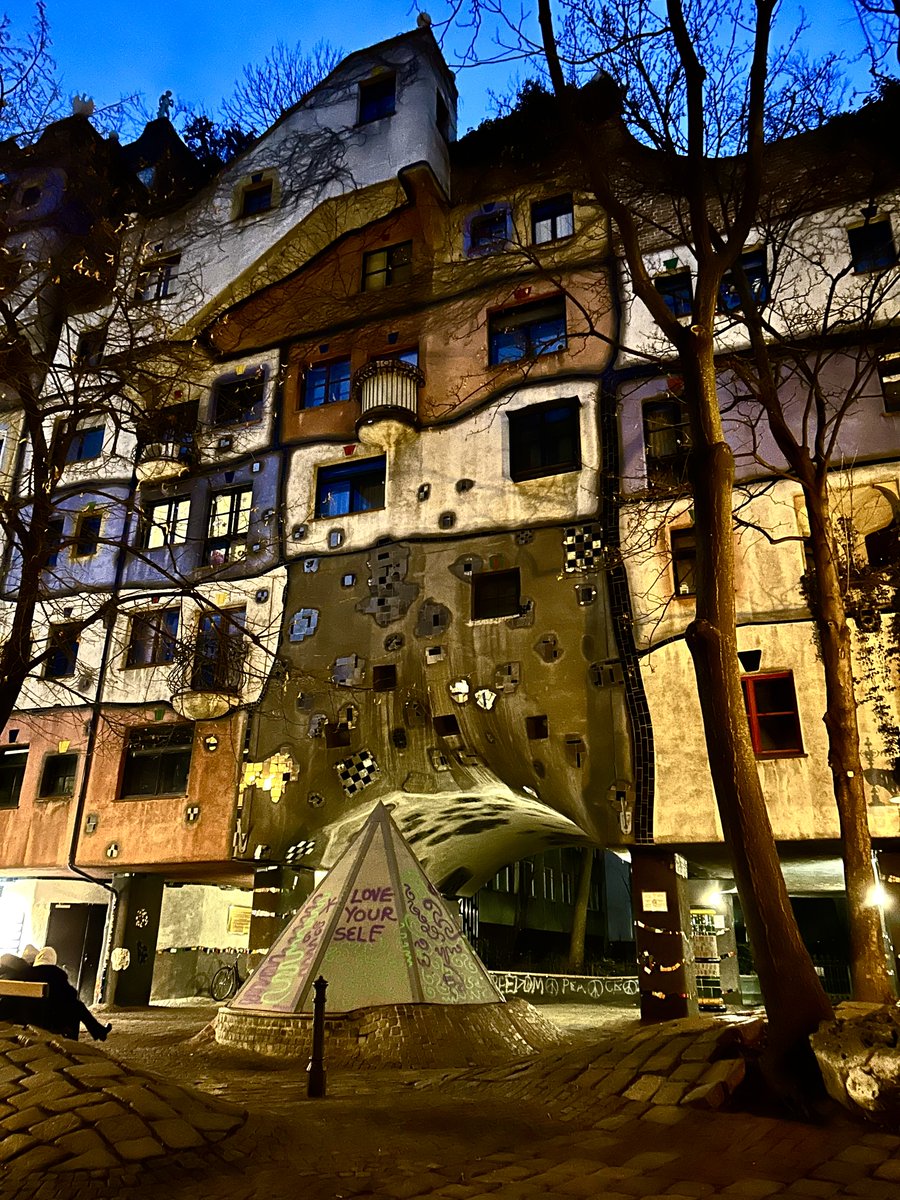ErnaRepasi's tweet photo. Hundertwasserhaus ✨🇦🇹✨ #hundertwasserhaus #sparkinthedark #wien #vienna #onedaytrip #advent https://t.co/N1Haez8lEj
