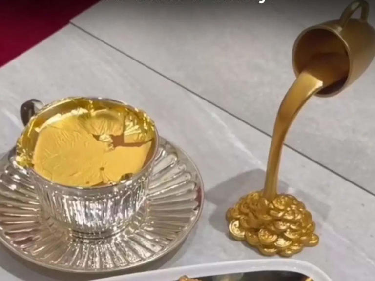OMRcat's tweet photo. Wow.
Rs 1 lakh for a cup of #chai
#BohoCafé
#GoldKarakChai
By an #Indian origin #SuchetaSharma
#EmiratesFinancialTowers #Dubai
Served in #puresilver #teacups
Topped with 24-carat #goldleaf
https://t.co/aZBgCSXLZe https://t.co/WOVt9eVHRv