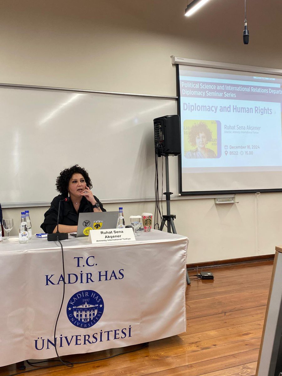Khas-PSIR (@khas_psir) on Twitter photo Diplomasi Seminerlerimiz kapsamında <a href="/zeyneppalemdar/">Zeynep Alemdar</a> ve <a href="/ruhat_sena_/">Ruhat Sena Akşener</a>’i <a href="/khasedutr/">Kadir Has Üniversitesi</a> ’de ağırladık. Konuşmacılarımız, ‘Diplomaside Kadın’ ve ‘Diplomasi ve İnsan Hakları’ başlıklı seminerlerde öğrencilerimizle ve misafirlerimizle bilgilendirici bir sohbet gerçekleştirdi. Diplomasi Seminerlerimiz kapsamında <a href="/zeyneppalemdar/">Zeynep Alemdar</a> ve <a href="/ruhat_sena_/">Ruhat Sena Akşener</a>’i <a href="/khasedutr/">Kadir Has Üniversitesi</a> ’de ağırladık. Konuşmacılarımız, ‘Diplomaside Kadın’ ve ‘Diplomasi ve İnsan Hakları’ başlıklı seminerlerde öğrencilerimizle ve misafirlerimizle bilgilendirici bir sohbet gerçekleştirdi.