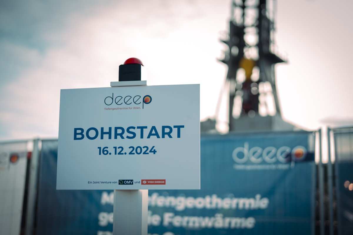WienEnergie's tweet photo. #Bohrstart 🏁
Bald kommt Wärme 🔥 für Heizkörper in der @Stadt_Wien aus 3.000m Tiefe! ➡️ Heute ist der 1. Meilenstein erfolgt: Der Bohrstart in Aspern.
Die dort gewonnene Wärmeenergie geht ab 2028 direkt ins Fernwärmenetz.
➡️ 20 MW thermisch
➡️ Fernwärme 20k Haushalte https://t.co/clfGjxz12A