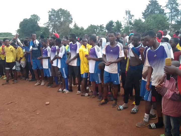 GitegaVuturaa's tweet image. #Gitega. Karitiye #Musave yaraye yungutse agacimbiri gashasha #Kamabuye, kakaba kahora ku mutumba #Bwoga. Ibirori vyari bihagarariwe n'uburongozi bw'umugambwe @CnddFdd muri Zone #Nyamugari aho vyatangujwe n'urukino rw'umupira w'amaguru rwahuje Imbonerakure za Q.Musave na Q.Bwoga.