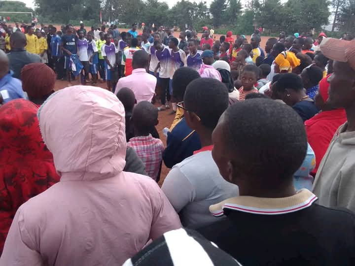 GitegaVuturaa's tweet image. #Gitega. Karitiye #Musave yaraye yungutse agacimbiri gashasha #Kamabuye, kakaba kahora ku mutumba #Bwoga. Ibirori vyari bihagarariwe n'uburongozi bw'umugambwe @CnddFdd muri Zone #Nyamugari aho vyatangujwe n'urukino rw'umupira w'amaguru rwahuje Imbonerakure za Q.Musave na Q.Bwoga.