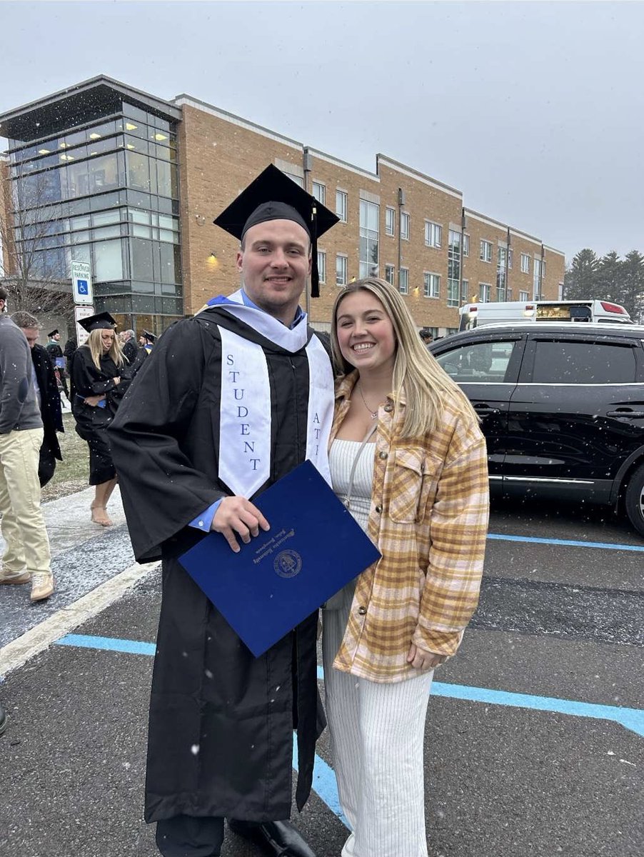 Congratulations to our 9 Football players that received their degrees over the weekend! Congratulations and good luck in the next steps! We can’t wait to see what you do next! #RollCougs #Fini2hTheVi5ion 🔵🟡