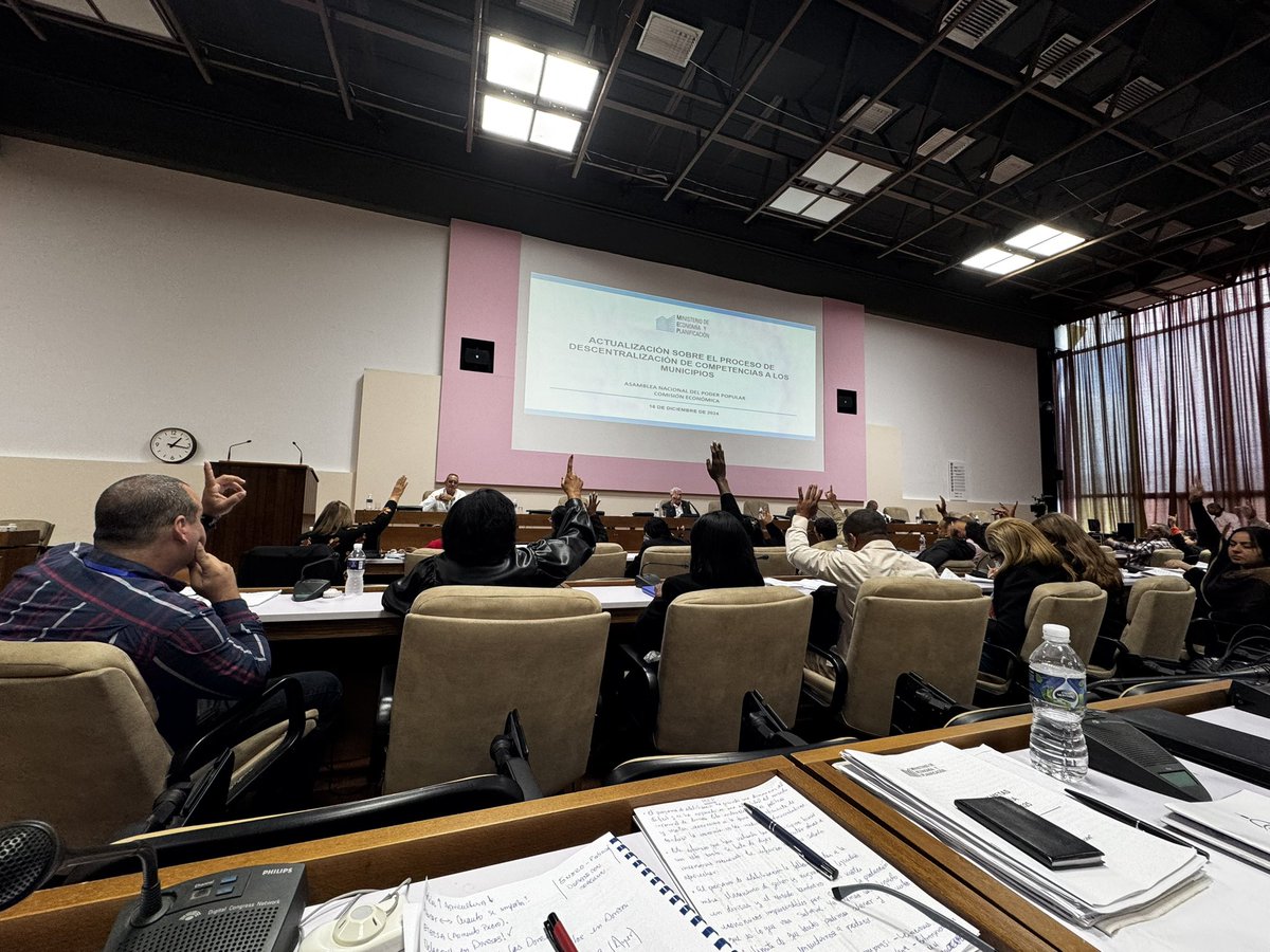 En la mañana de hoy discutimos asuntos medulares de la economía. <a href="/AsambleaCuba/">Asamblea Nacional Cuba</a>