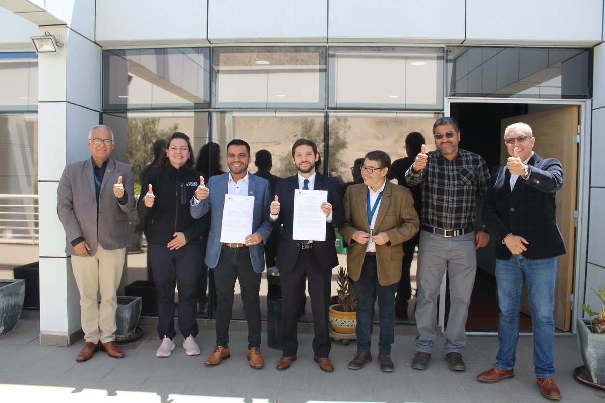 UAtacama's tweet image. Firma de convenio con #FenixGold promueve espacios de prácticas, empleabilidad y disponibiliza capacidades institucionales para el fortalecimiento bidireccional y del quehacer minero local. 
Felipe Ramírez Gte. de Asuntos Legales y el rector Forlin Aguilera firmaron el acuerdo 🤝