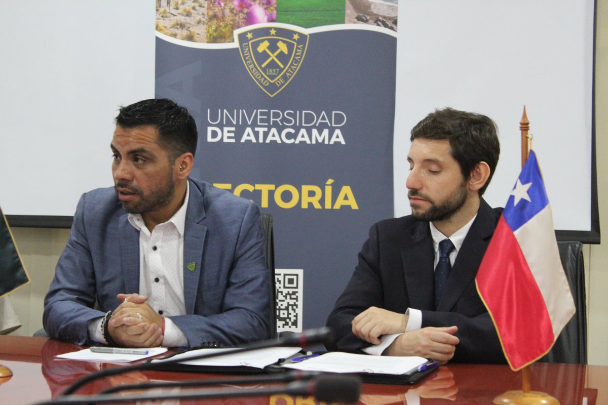 UAtacama's tweet image. Firma de convenio con #FenixGold promueve espacios de prácticas, empleabilidad y disponibiliza capacidades institucionales para el fortalecimiento bidireccional y del quehacer minero local. 
Felipe Ramírez Gte. de Asuntos Legales y el rector Forlin Aguilera firmaron el acuerdo 🤝