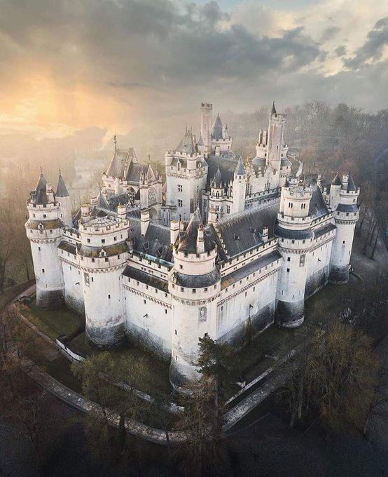 Why do castles matter?

Because in reality, they stand as some of the most impressive buildings known to man.

Here are the best ones... 🧵

1. Chateau de Pierrefonds, France (1857)