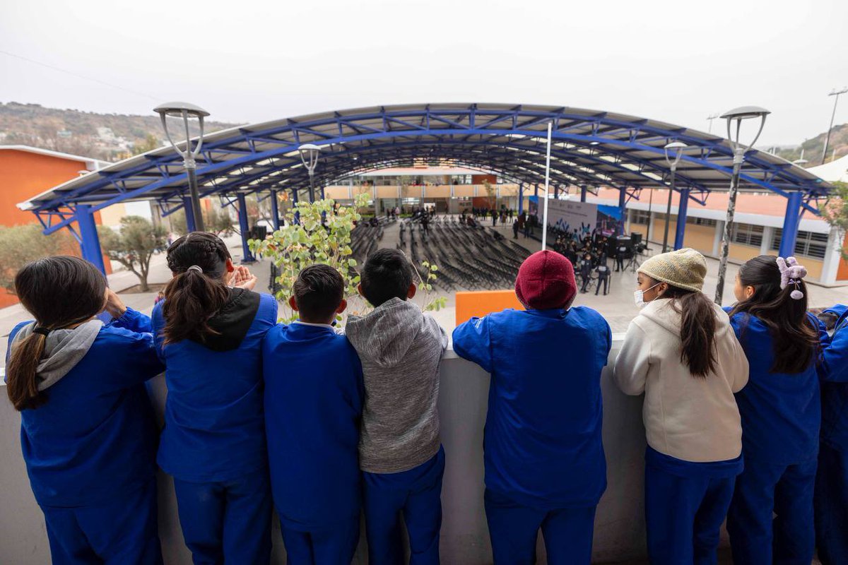 makugo's tweet photo. Fortalecemos la educación en #Querétaro hoy, para sembrar la paz y prosperidad de mañana.

Entregamos esta nueva escuela en El Marqués para que sus más de 750 alumnos, y los miles que pasarán por ella en el futuro, aprendan a desarrollar sociedades unidas, seguras y de progreso. https://t.co/0e2AWvhd7w