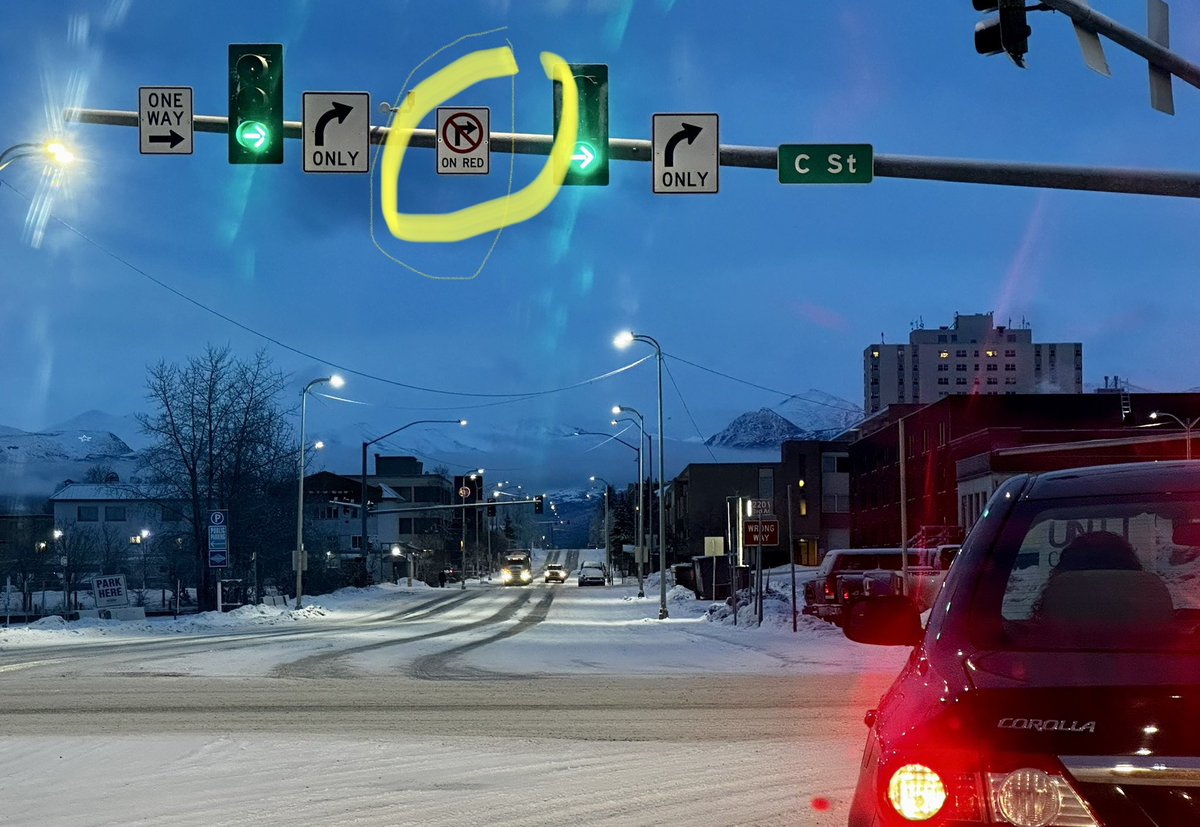HOKELAW's tweet photo. At a stop light with two right only turn lanes. Which turn lanes does the “no turn on red” apply to? #statelaw #locallaw #trafficlaw https://t.co/RzeeNdVYXs