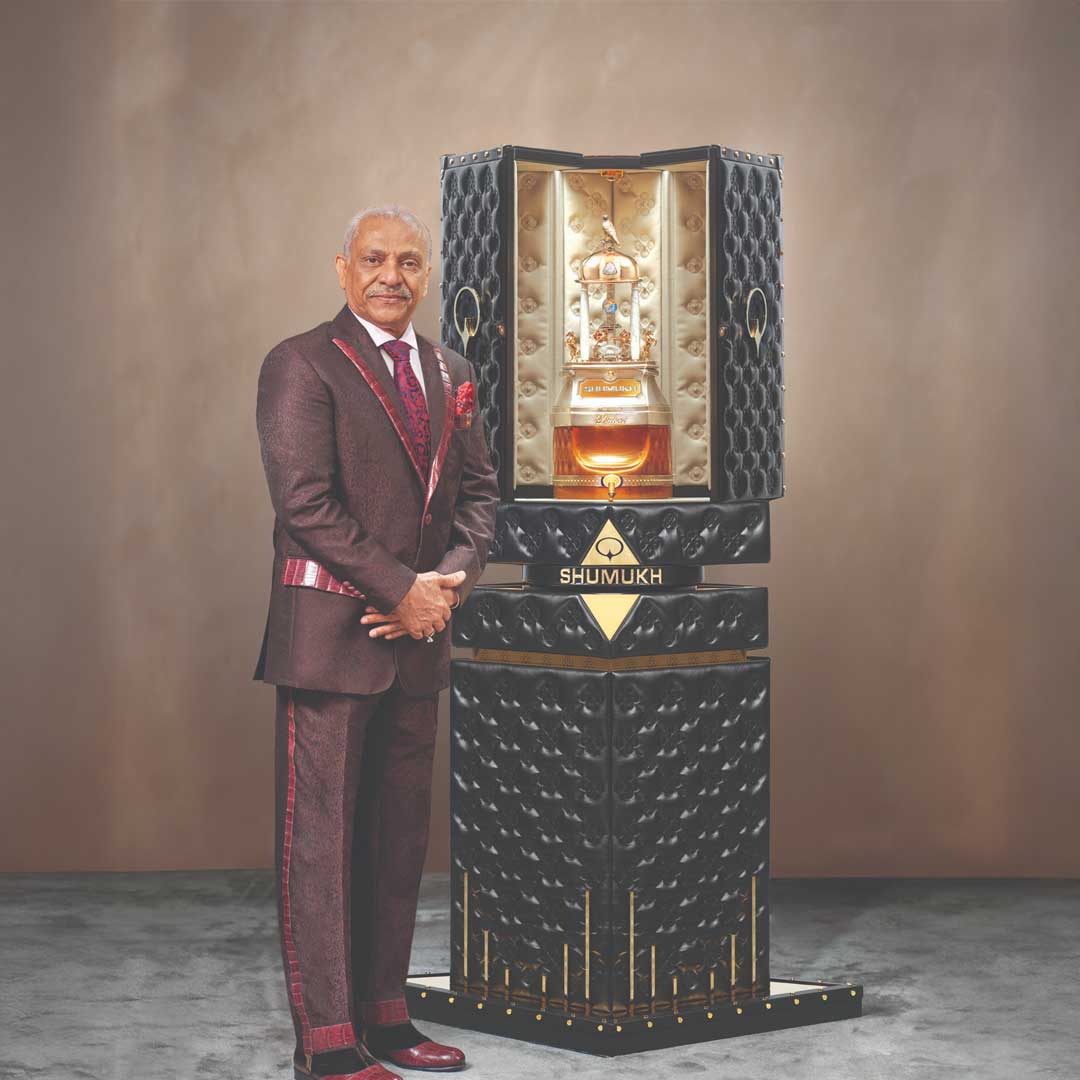 Dünyanın en pahalı parfümü: Shumukh by Nabeel! 💎 1.29 milyon dolarlık fiyatıyla bu 3 litrelik kristal şişe, saf gümüş, 18 ayar altın ve 3.751 değerli taşla süslü. İçeriğinde Hint öd ağacı, paçuli, Türk gülü ve amber notaları yer alıyor. 🌹