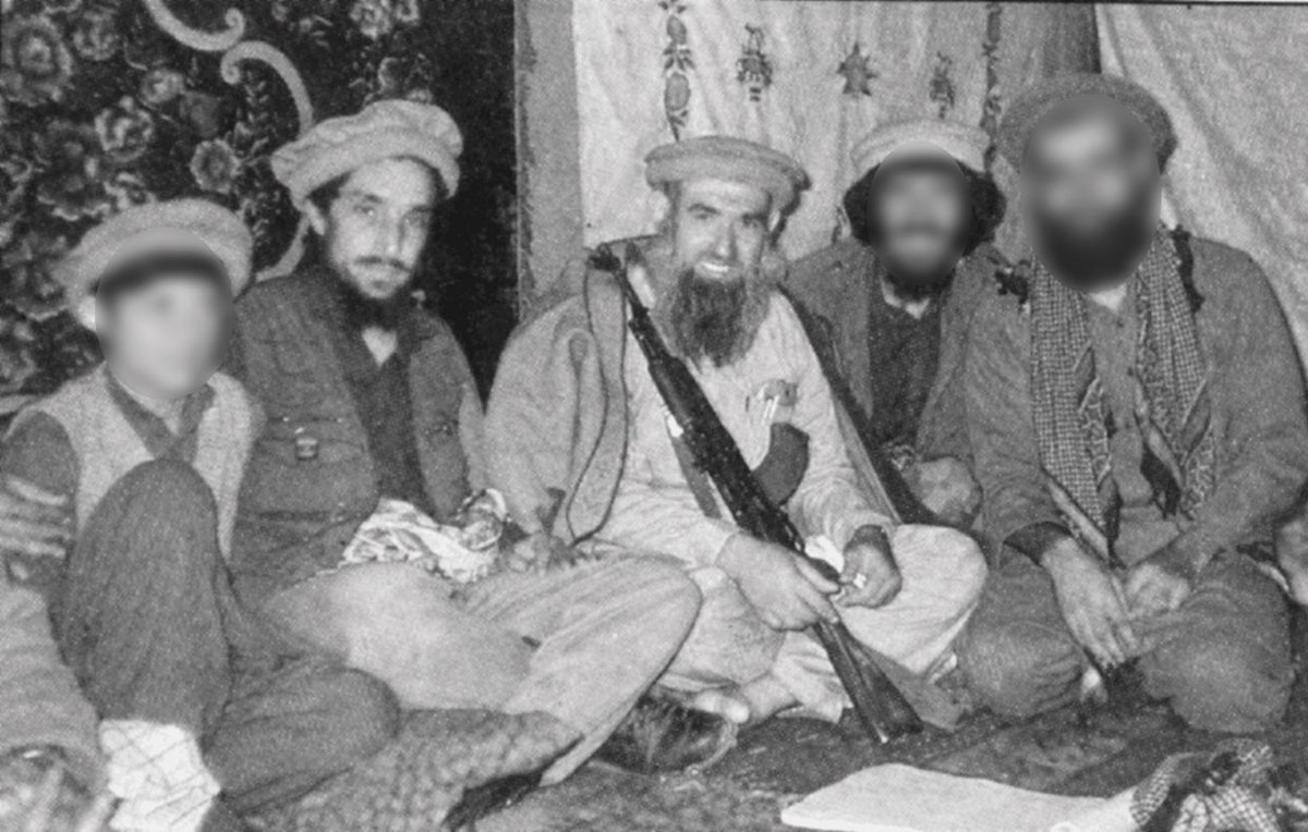 رابطه استراتژیک حزب جمعیت اسلامی با القاعده و جبهه‌ی مقاومت احمد مسعود با داعش

در نوشته‌های پیشین، با استناد به گفته‌های ریکستانی، صدیق چکری، و شواهد نوشتاری از سال‌های ۱۳۷۰ تا ۱۳۹۱، تلاش شد تا روابط پنهان و نامشروع میان این گروه‌ها را به اختصار شرح دهم. در این بخش، به بررسی