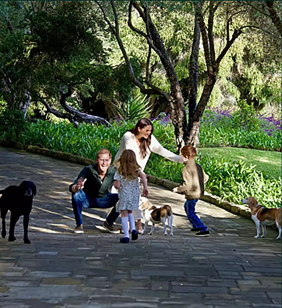 unreMARKLEble's tweet photo. We’ve been graced with #HarryAndMeghan’s holiday card with a contrived photo of the kids. For being 43% Nigerian she managed to have some pasty red headed kids. Considering red hair is a recessive gene. #MeghanMarkle https://t.co/bmrCyrumrA
