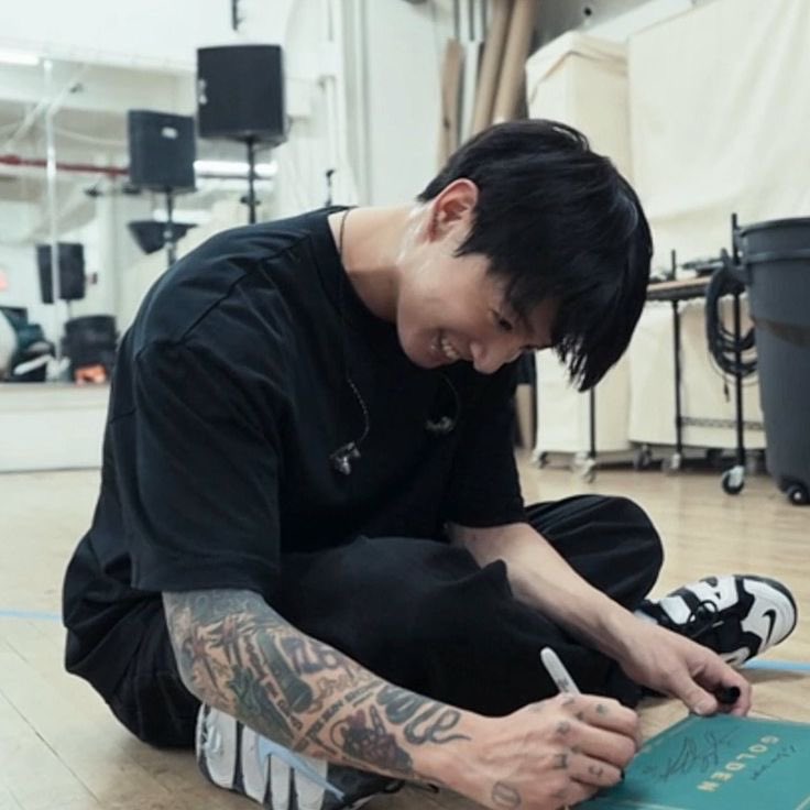 Necesito volver a ser más activo por aquí, ¿alguien quiere ser mi amigo? Me gustaría conocer personas nuevas, ir a jugar, o para ir a rave, compartir ideas y pasar un buen rato. Siento que podría ser una buena oportunidad para conectar. ¡Así que estoy abierto a nuevas amistades!