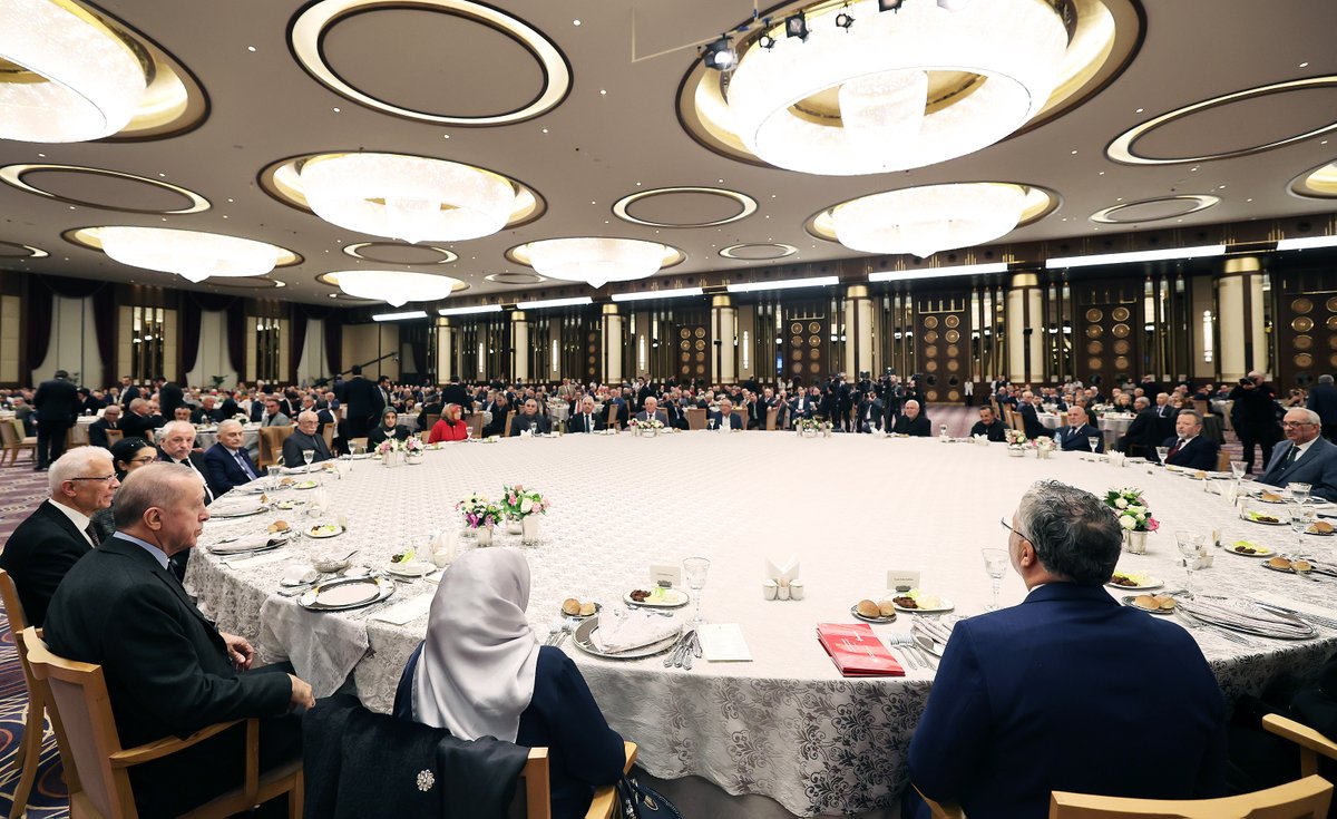 Türkiye Yüzyılı’nın Emektarları Programı vesilesiyle emeklilerimizle bir araya geldik, hasret giderdik.

Ülkemizin dört bir yanındaki emekli vatandaşlarımıza en halisane sevgilerimi, saygılarımı gönderiyor; tüm emeklilerimize ülkemize katkıları için teşekkür ediyorum.