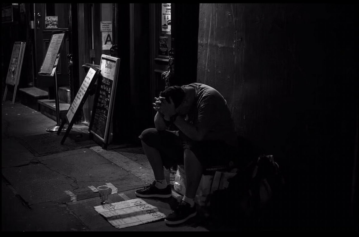 قضيت لحضات حلوه في مخيّلتي
ما يقدر الواقع التافه يوفّرها