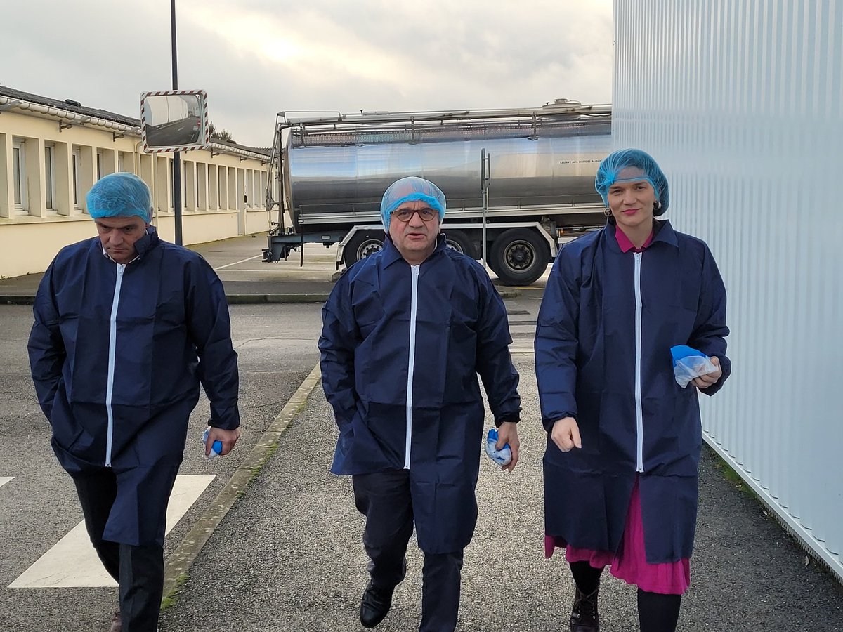 Mel_Thomin's tweet photo. 🧀 Visite du siège du groupe Even et de l’usine Laïta à #Ploudaniel
👨🌾 🐄 👩🌾 Coopérative de plus de 1000 adhérents dans le #Finistère et les Côtes-d’Armor, nous avons échangé sur l’importance du modèle coopératif dans l’industrie agroalimentaire et dans le secteur laitier 🥛 https://t.co/3SzycTRDL3
