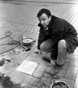 Am 16. Dezember 1992 verlegte der Künstler Gunter Demnig den ersten Stolperstein in Köln mit dem er vor der letzten bekannten Adresse des Opfers des Nazi Unrechtsregimes ein Zeichen setzen wollte, daß diese Menschen nicht vergessen sind und nicht vergessen werden dürfen.