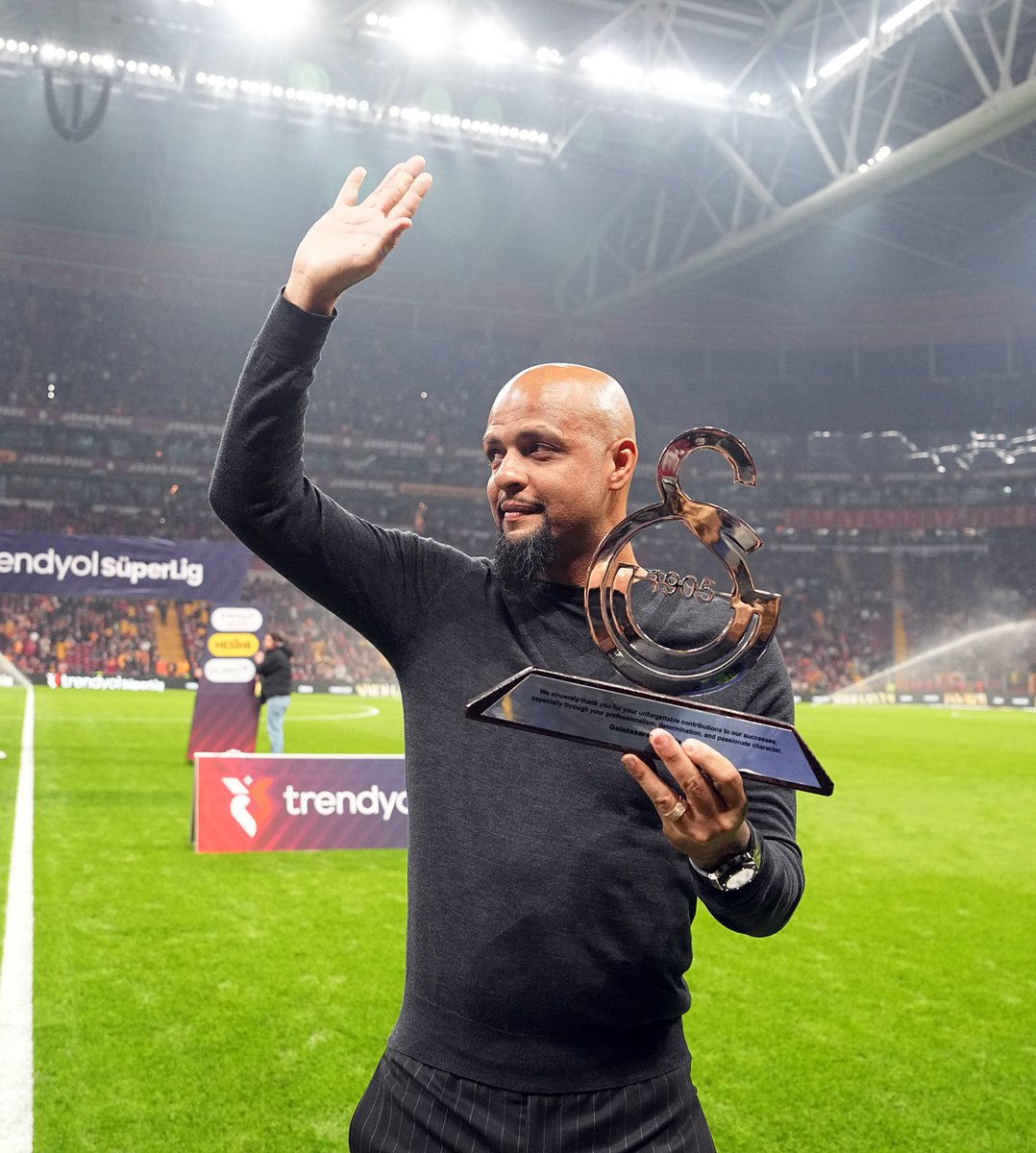 GalatasaraySK's tweet photo. 📸 Unutulmaz futbolcumuz Felipe Melo’ya, Galatasaray Spor Kulübü İkinci Başkanı Metin Öztürk tarafından plaket verildi. 💛❤️ https://t.co/RCPoFOJFd6