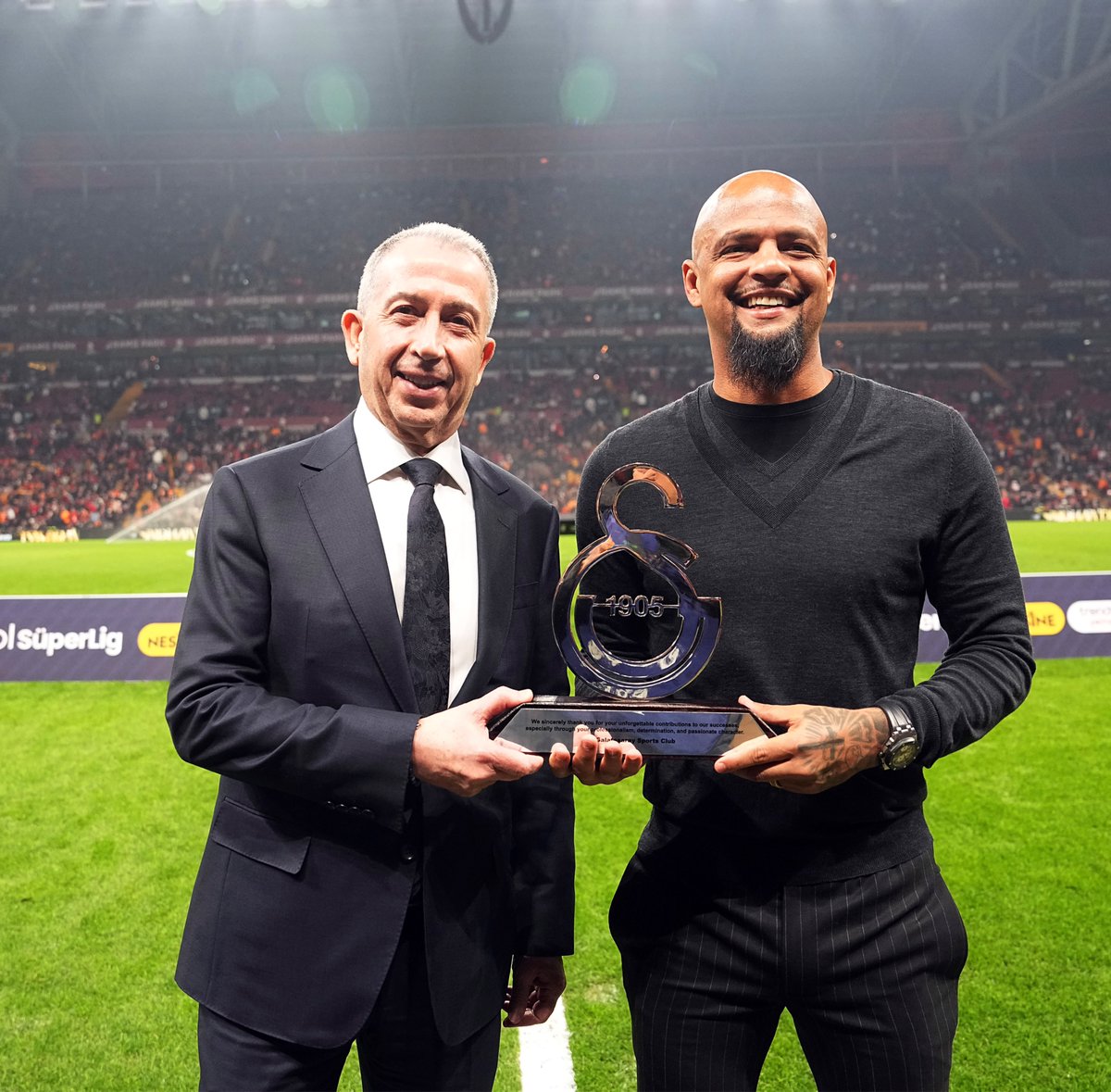 GalatasaraySK's tweet photo. 📸 Unutulmaz futbolcumuz Felipe Melo’ya, Galatasaray Spor Kulübü İkinci Başkanı Metin Öztürk tarafından plaket verildi. 💛❤️ https://t.co/RCPoFOJFd6