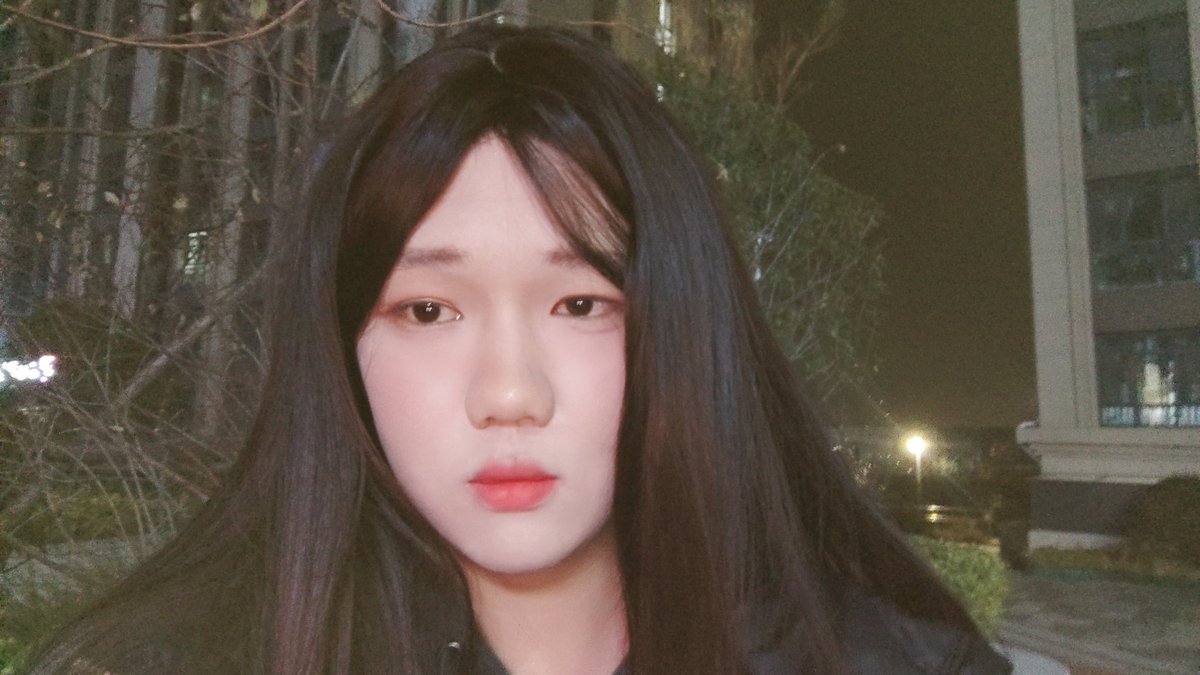 在上学的小男娘居然是在宿舍里偷偷给金主爸爸们全裸跪着磕头的坏孩子（被舍友发现了会不会就要变成舍友们的肉便器了吧）#男娘 #伪娘 #娼年 #00后男大