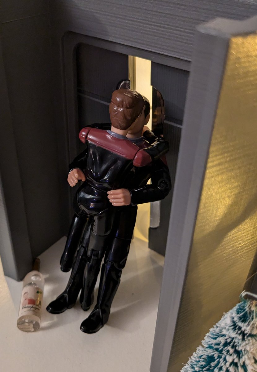 Steffilovesamy's tweet photo. Captain's personal log: What happens after you leave the Christmas party early ... stays in the Captain's quarters😏

#JConthetree
#alliwantforchristmasisJC
#JanewayandChakotay
#MakeJChappen
#JCdeservedbetter
#StarTrekVoyager
#actionfigures
#funwithactionfigures https://t.co/SdVrMNhF25