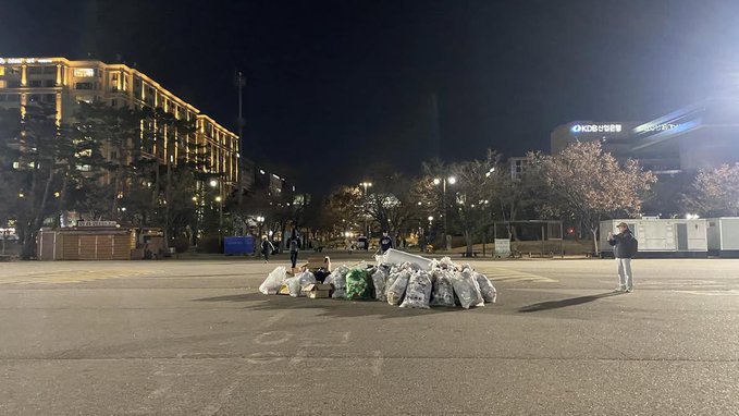 Rainmaker1973's tweet photo. A million people protested in central Seoul and left the area spotless by cleaning up after themselves https://t.co/x1fB8sX85r
