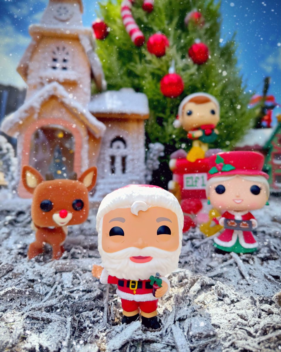 PopTartDU's tweet photo. ❄️🎅🏼 WINTER WONDERLAND 🎅🏼❄️

@funko #WinterFunkoLand  #WinterPhotoADay 👑 DEC 16

Welcome to Santa’s Winter Wonderland! He’s drinking a Coca-Cola, Mrs Claus has baked some Cookies, Rudolph is ready to fly the sleigh, and Freddy Funko has packed the sleigh full of candy 🍭 https://t.co/duAawnaOQ2