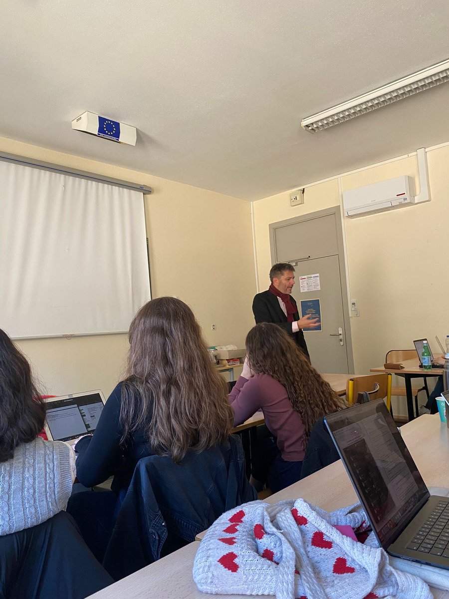 <a href="/AixHumanitaire/">Aix Humanitaire</a> et <a href="/AixLegalClinic/">Aix Global Justice</a> remercient chaleureusement Pr. <a href="/LudoHennebel/">Ludovic Hennebel</a>, pour son #séminaire intéressant et enrichissant sur les théories critiques du droit international du Lundi 16 décembre à la Faculté de droit d’Aix-Marseille Université. 

<a href="/HeleneTigroudja/">Hélène Tigroudja</a>